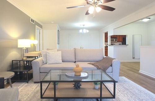 Brighton Apartment | Modern Apartment in Prime Location (ID7981X10)