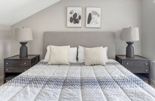 Pearl River Apartment | Modern Apartment in Prime Location (ID3897X65)