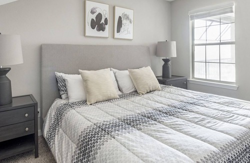 Pearl River Apartment | Modern Apartment in Prime Location (ID3897X65)
