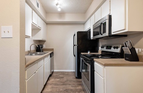 Riverside Apartment | Modern Apartment in Prime Location (ID3235X57)