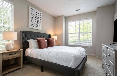 Greer Apartment | Modern Apartment in Prime Location (ID3016X81)