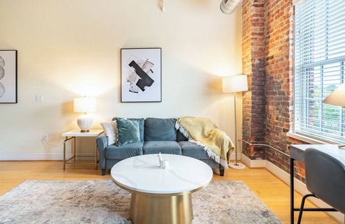 Petersburg Apartment | Modern Apartment in Prime Location (ID3847X50)