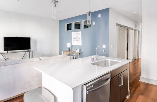 River District Apartment | Modern Apartment in Prime Location (ID6832X13)