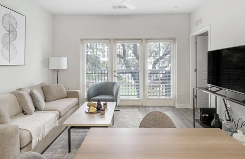 Charleston Apartment | Modern Apartment in Prime Location (ID1367X336)