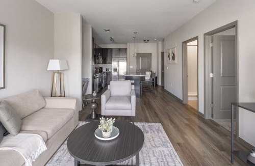 Charleston Apartment | Modern Apartment in Prime Location (ID6812X48)
