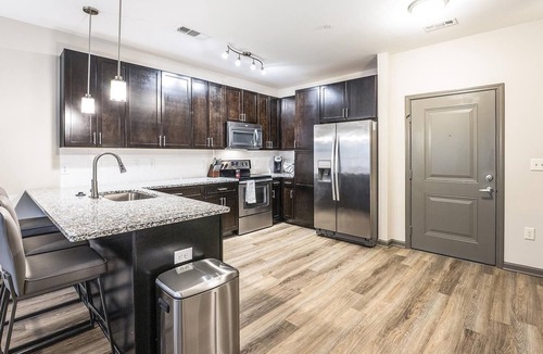 Charleston Apartment | Modern Apartment in Prime Location (ID8411X14)