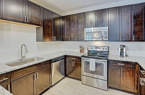 Charleston Apartment | Modern Apartment in Prime Location (ID8476X21)