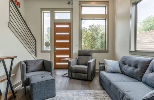 Galindo House | Modern Austin Home w/ Porch & Large Yard!