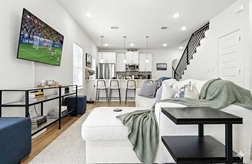 Montopolis House | Modern Beauty by COTA ❤️ Putting Green | Minutes to Downtown
