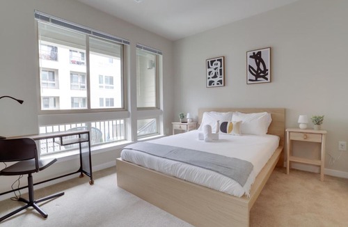 Groveton Apartment | Modern & Bright Apartment in Alexandria