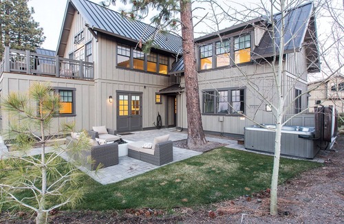 Bend House | Modern, bright, clean! Resort amenities + pool ~ concert shuttle ~ bring friends