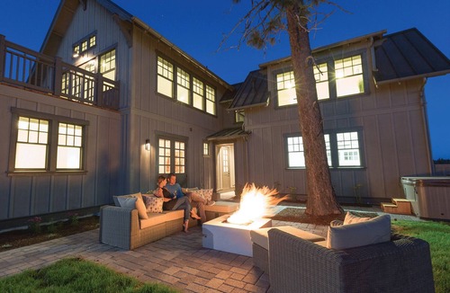 Bend House | Modern, bright, clean! Resort amenities + pool ~ concert shuttle ~ bring friends