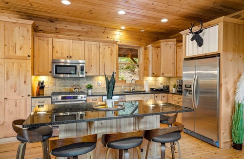 Seven Devils Cabin | MODERN CABIN-NEW-GRANDFATHER MT VIEW-KING BEDS-HOT TUB-GAME LOFT-BBQ-FAST WIFI