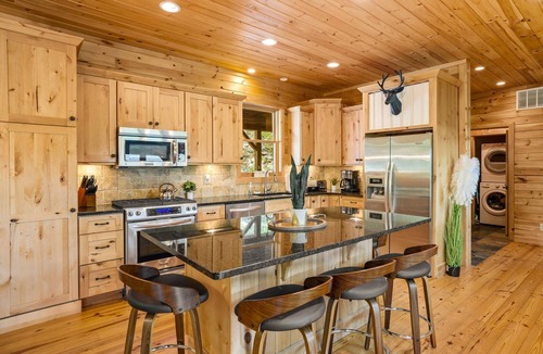 Seven Devils Cabin | MODERN CABIN-NEW-GRANDFATHER MT VIEW-KING BEDS-HOT TUB-GAME LOFT-BBQ-FAST WIFI