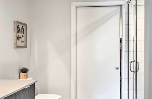 East Cesar Chavez Condo | Modern Chic Condo w/Balcony+Pool, Walk to Downtown