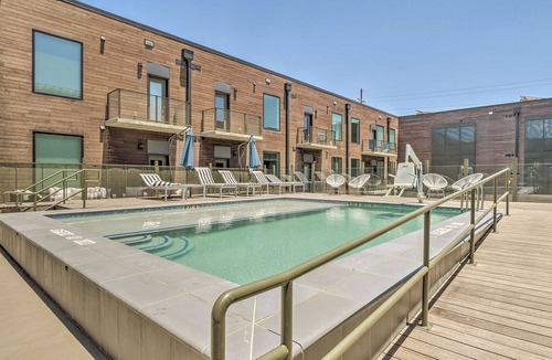 East Cesar Chavez Condo | Modern Chic Condo w/Balcony+Pool, Walk to Downtown