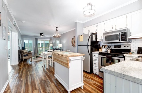 Isle of Palms Condo | Modern Condo, Pool, Close to Beach, Restaurants & Shops - 101A Oceanside