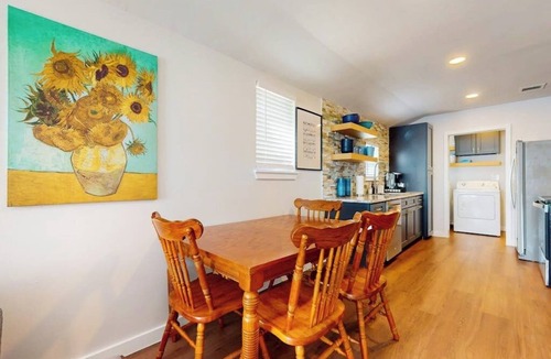 Holly House | Modern cozy house with full kitchen, dining & living area, TV, close to downtown