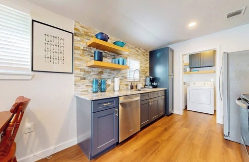 Holly House | Modern cozy house with full kitchen, dining & living area, TV, close to downtown