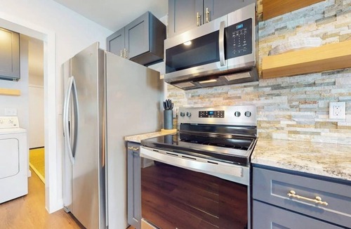 Holly House | Modern cozy house with full kitchen, dining & living area, TV, close to downtown