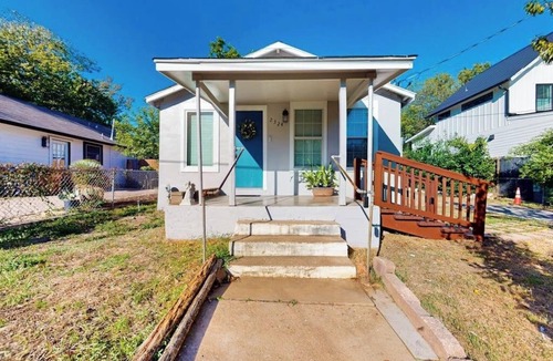 Holly House | Modern cozy house with full kitchen, dining & living area, TV, close to downtown