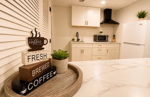 Lilburn House | Modern Cozy Retreat 2BR Free Parking 1 Gig WiFi Near Stone Mountain