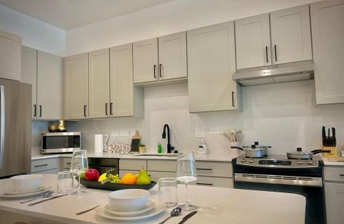 Sherman Apartment | Modern & Cozy Work-Friendly Getaway with Pool & Gym