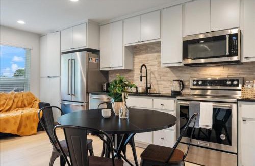 Swede Hill Apartment | Modern Downtown Apt Fast Wi-Fi & Parking