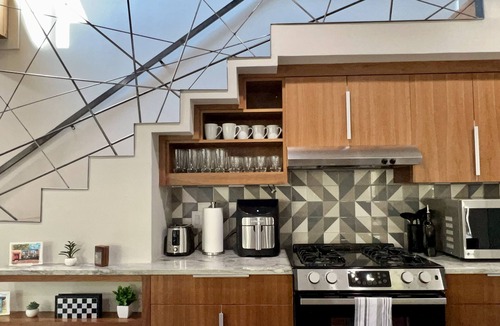 Holly House | Modern DT Retreat w/Hot Tub King Bed Fast Wi-Fi