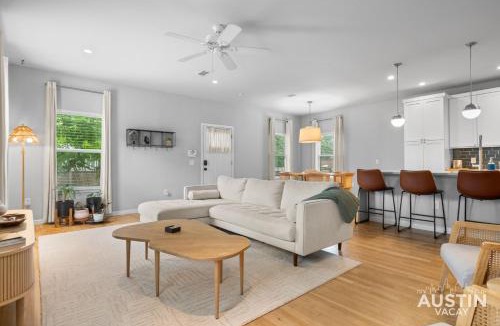 Clarksville House | Modern East Austin Escape Near 6th DT PetFriendly 3BR2BA by Austin Vacay
