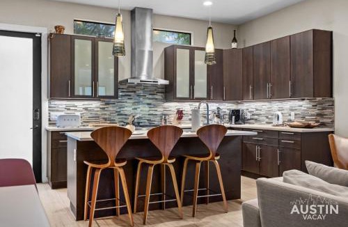 Govalle House | Modern Easy E Austin Living 3BR 3BA Peloton and Private Suites by Austin Vacay