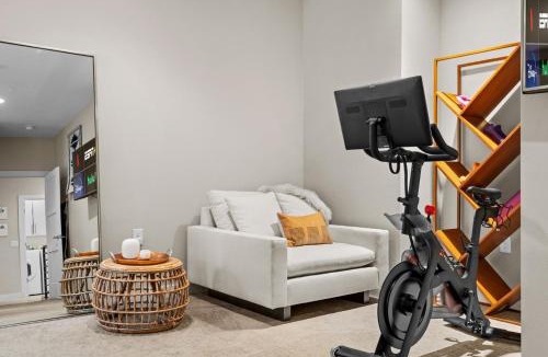 Govalle House | Modern Easy E Austin Living 3BR 3BA Peloton and Private Suites by Austin Vacay