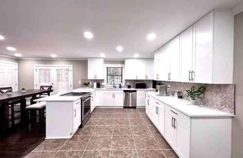 Decatur House | Modern Fresh Remodel 4BR 3Bath 2 En-Suites Super Convenient Sleeps 12 Pets OK!
