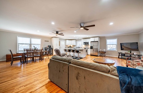 Durham House | Modern Gem 5BR w/Workspace + King Beds