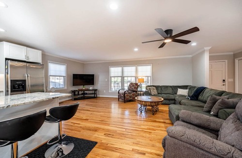 Durham House | Modern Gem 5BR w/Workspace + King Beds