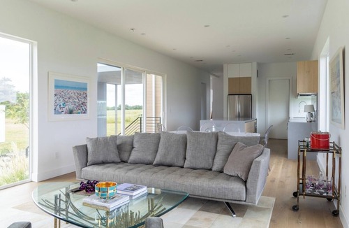 Carmine House | Modern Gem, Pet-friendly!