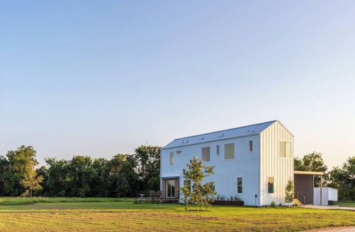 Carmine House | Modern Gem, Pet-friendly!