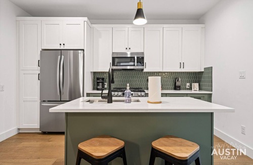Dawson House | Modern Hideaway w Private Upper Deck | Near SoCo Eats, Zilker Days, Moody Nights