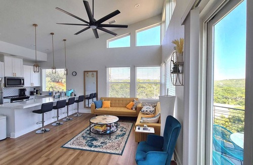 Jonestown House | Modern High-Rise Luxury Stay w/ Lake+Hill VIEWS