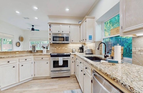 Horseshoe Bay House | Modern home near Lake LBJ with enclosed yard, patio, grill & central AC