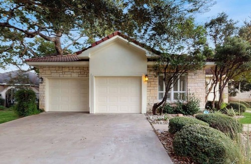 Horseshoe Bay House | Modern home near Lake LBJ with enclosed yard, patio, grill & central AC