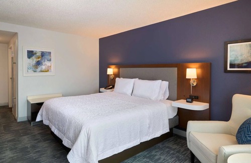 Mount Vernon Triangle Hotel | Modern King Room in Downtown DC Close to Metro, Museums and Attractions