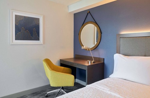 Mount Vernon Triangle Hotel | Modern King Room in Downtown DC Close to Metro, Museums and Attractions