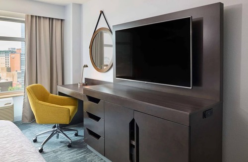 Mount Vernon Triangle Hotel | Modern King Room in Downtown DC Close to Metro, Museums and Attractions