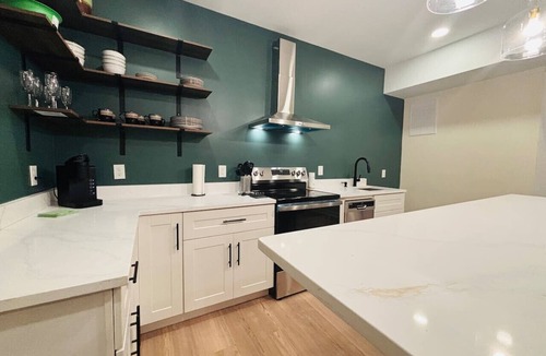 Acworth Condo | Modern Kitchen 3BR BSMT Priv back Entry Near Lake