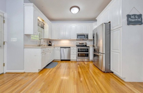 Huddleston House | Modern Lake Access Retreat. Hot Tub & Pet Friendly!