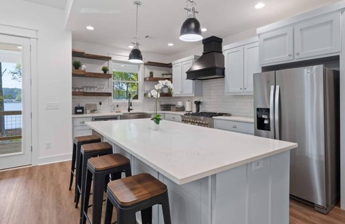 Eatonton House | Modern Lakefront on Sinclair: 2 Kings, Private Putting Green, Kayaks & Game Room