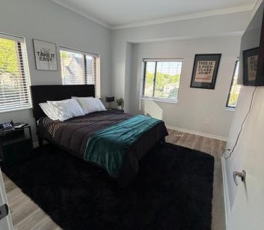 Fourth Ward Apartment | Modern Luxe Retreat FREE Parking King Beds