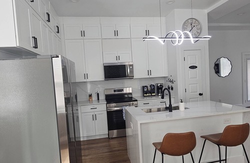 Dallas House | Modern Luxury 4 Bedroom Home Near Downtown Dallas Sleeps 10.