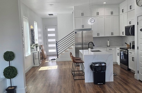 Dallas House | Modern Luxury 4 Bedroom Home Near Downtown Dallas Sleeps 10.